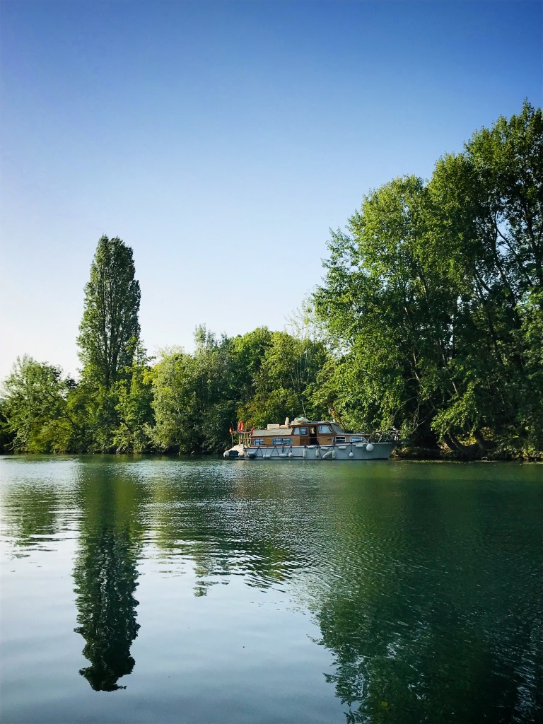Verdoyante et calme, la nature qui borde la Marne rend les balades en paddle très agréables. 
