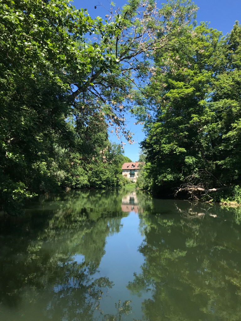 Une jolie maison sur les bords du Loing, entre Nemours et Montigny. 