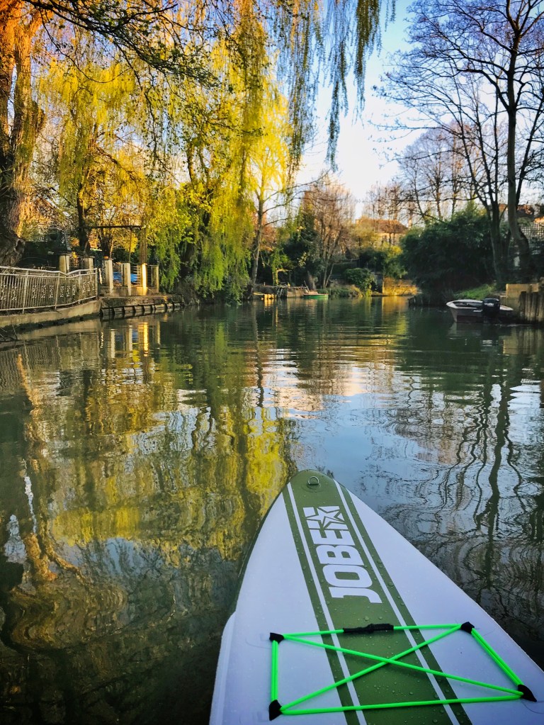 En paddle, sur le canal de Polangis, à Joinville-le-Pont, dans le Val-de-Marne.