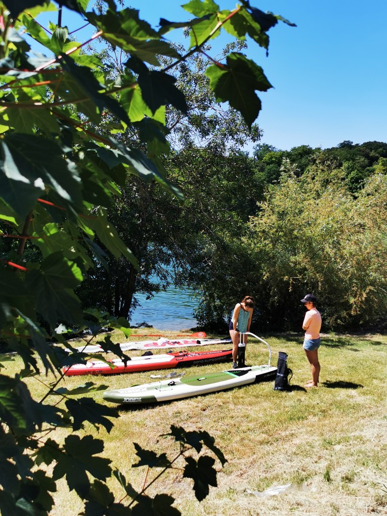 En paddle sur la Seine près de Fontainebleau, sur les bords du fleuve, à Vulaines-sur-Seine