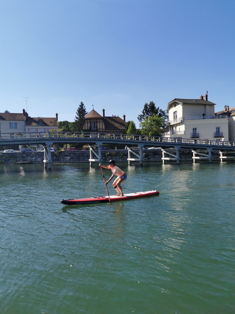 En paddle sur la Seine près de Fontainebleau, à Samois-sur-Seine