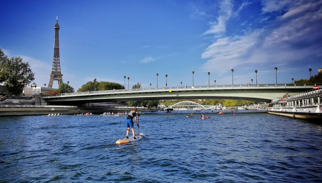 Du paddle sur la Seine à Paris pendant la Traverseine 2020