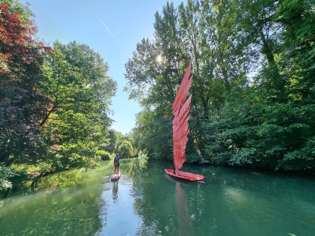 Une structure artistique flottante du Moulin jaune, à Crécy-la-Chapelle