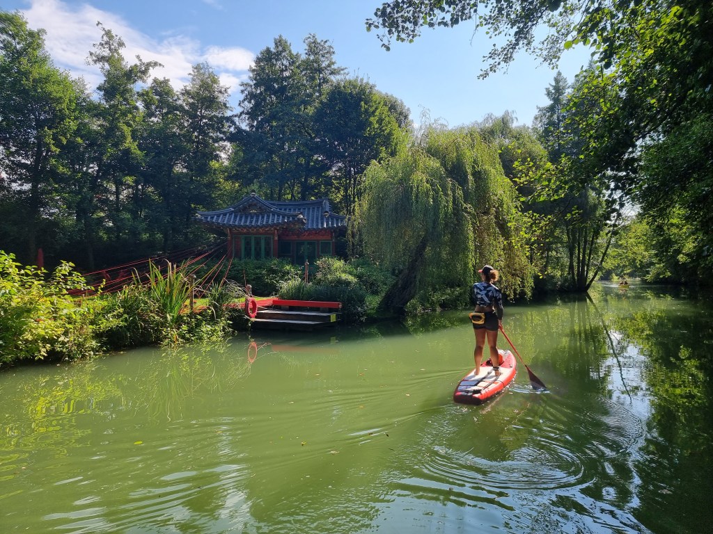 Une pagode dans le jardin du Moulin jaune à Crécy la Chapelle.