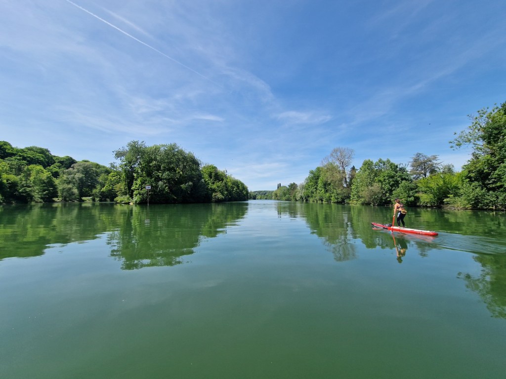 En paddle, l'île de Vaux peut se contourner par le cours principal (à droite) en descendant, et par le bras mort en remontant.
