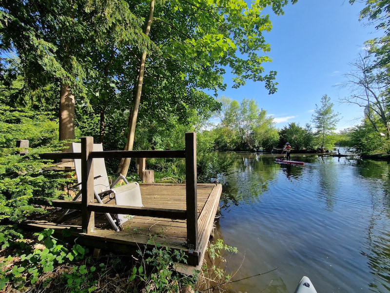 Un ponton de pêche près de l'étang Fleuri.