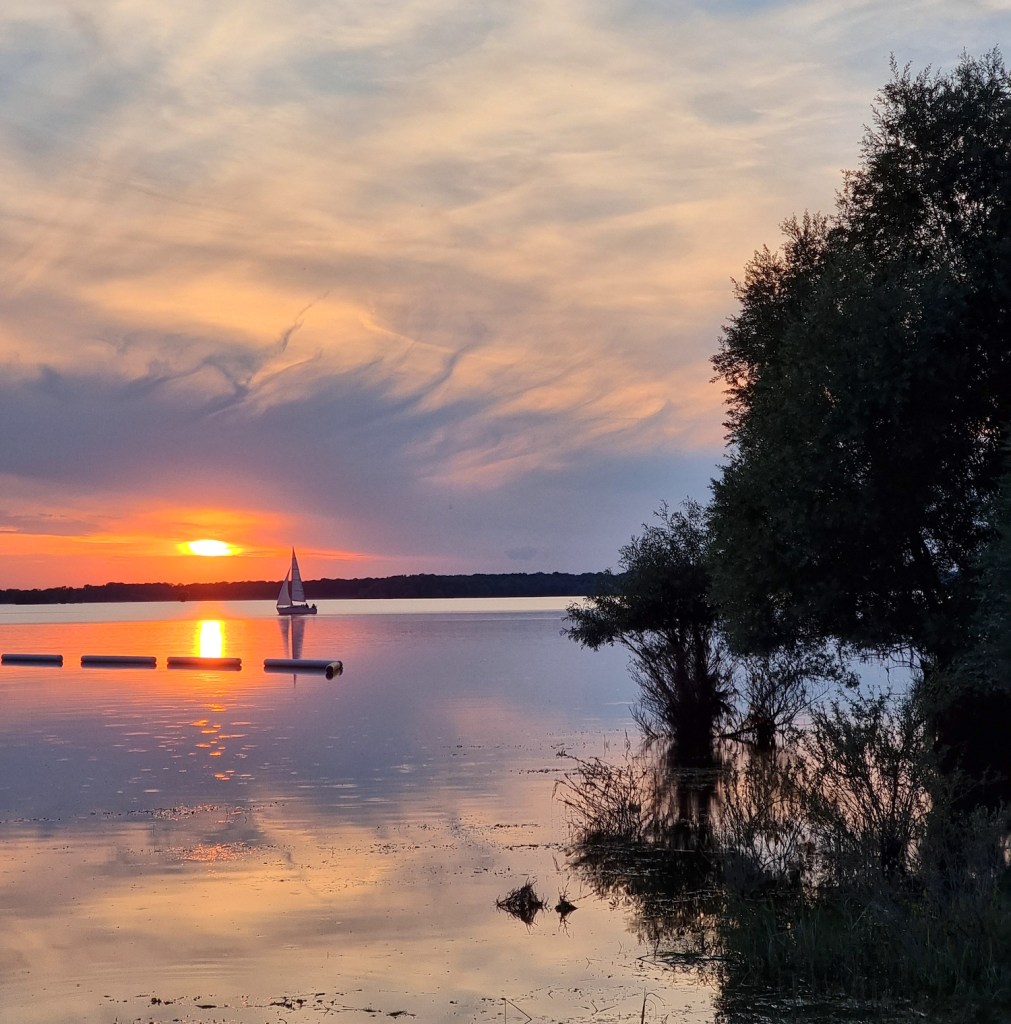 Coucher de soleil sur le lac de la forêt d'Orient, près de Troyes
