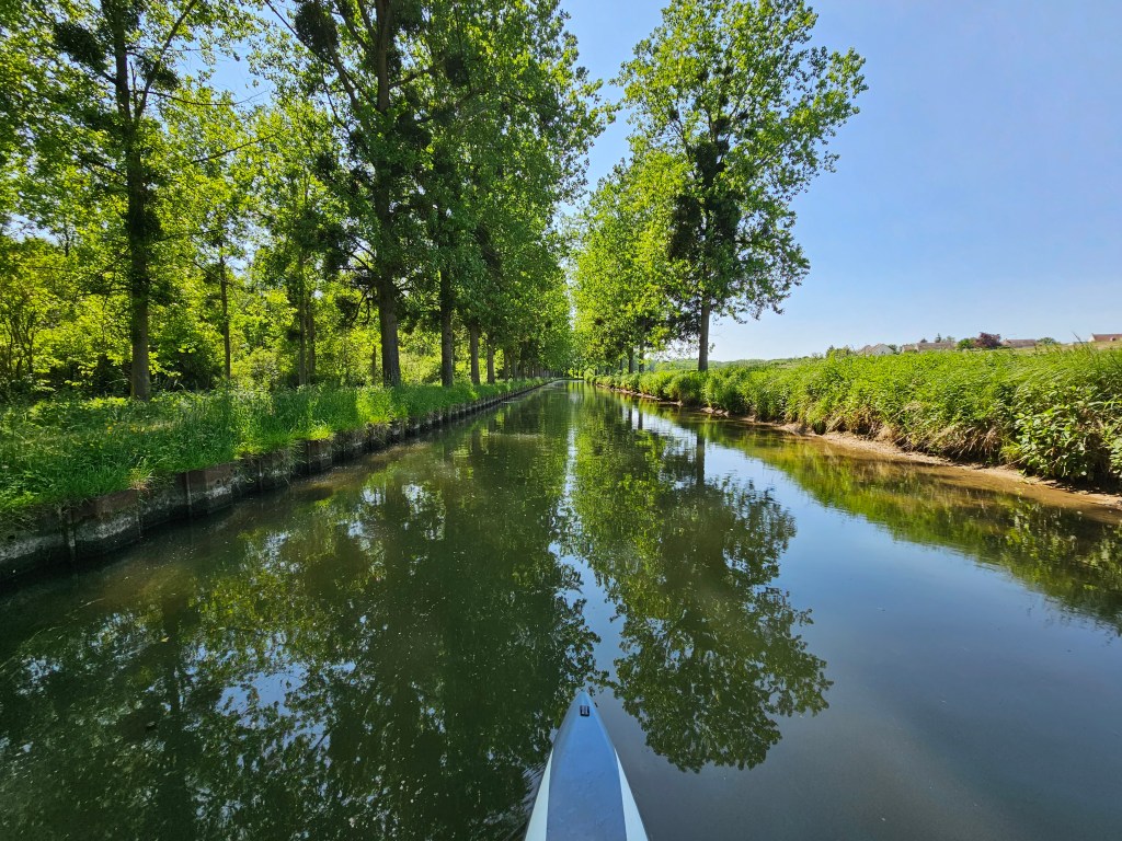 Sur le canal de l'Ourcq, entre Mareuil-sur-Ourcq et Lizy-sur-Ourcq. 
